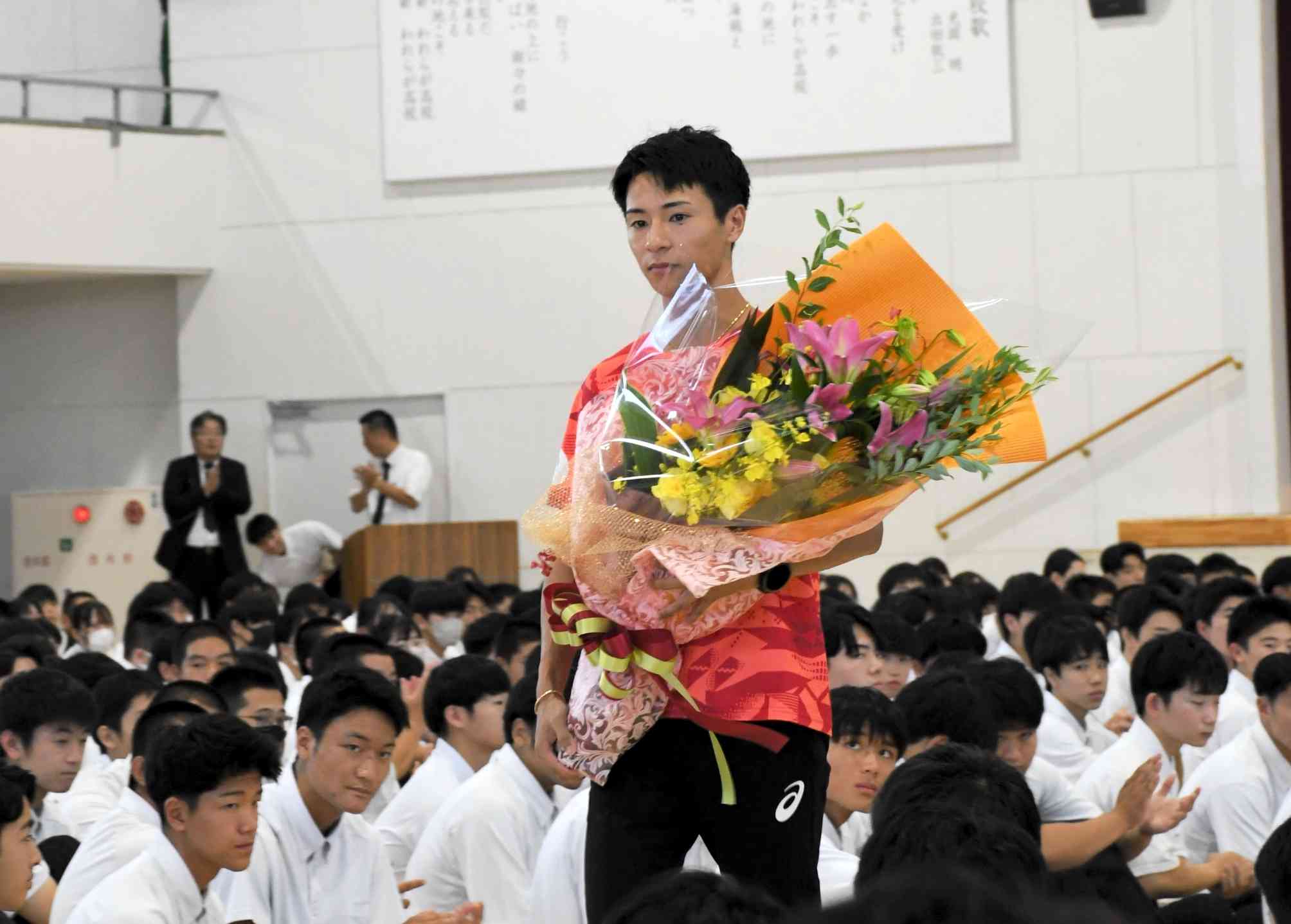 母校の開新高を訪れたパリ五輪陸上男子マラソン代表の赤﨑暁（九電工）＝5日、熊本市中央区