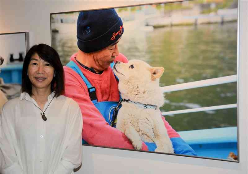 写真展「漁師犬タロウ　津波のあとより…」を開いている尾﨑たまきさん＝4日、東京・銀座