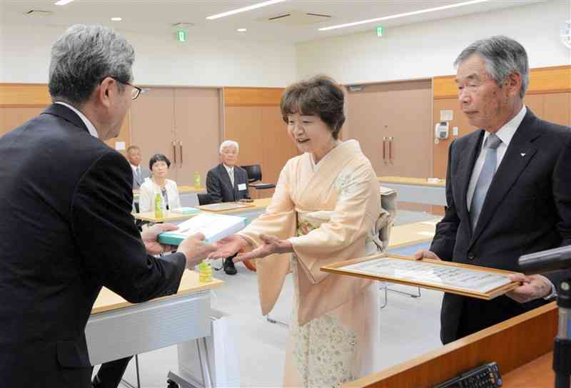 金婚夫婦表彰を受ける市原一生さん、喜久子さん夫妻＝5日、南阿蘇村