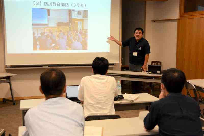 熊本豪雨後の取り組みについて話す球磨工高の永吉要一教諭＝5日、人吉市