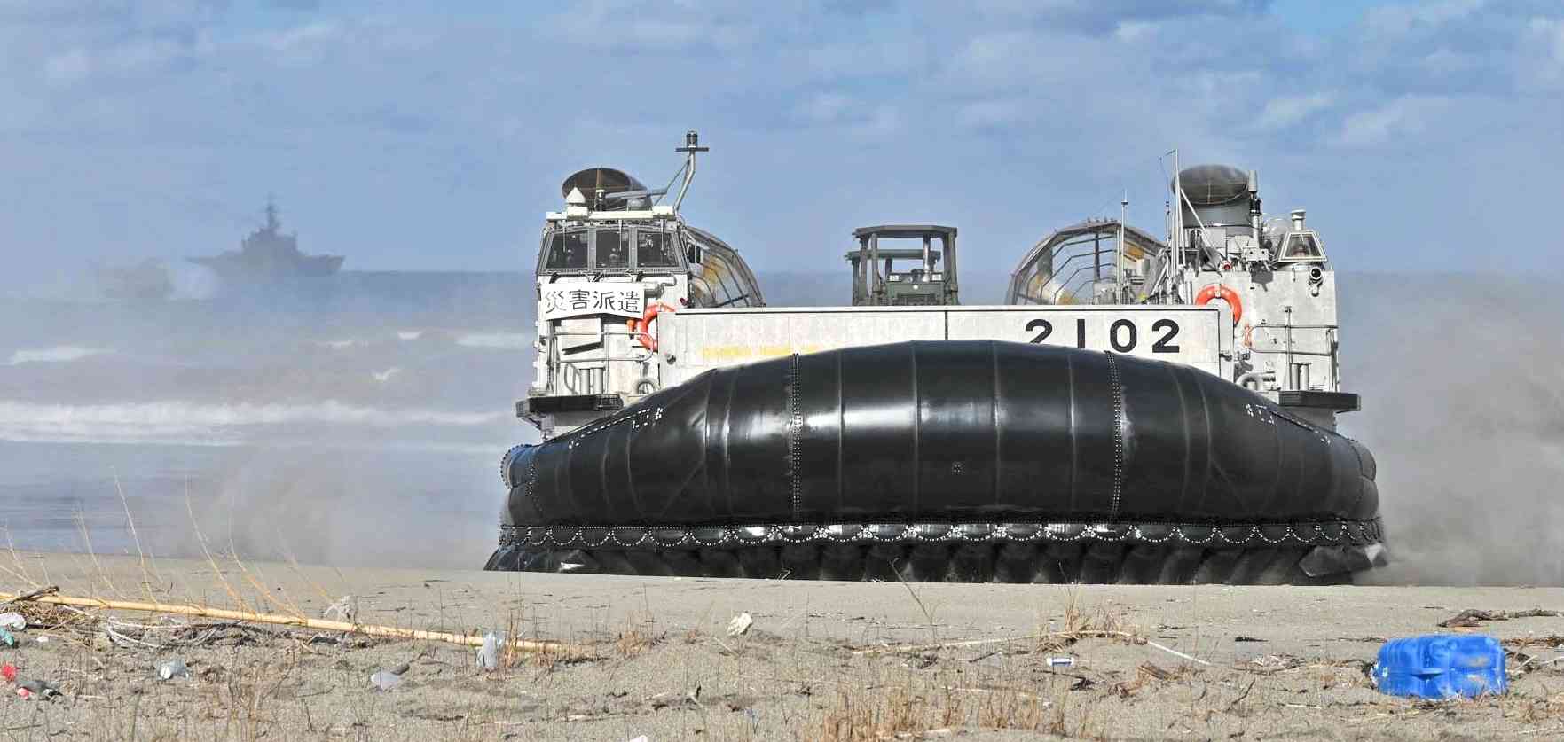 災害対応活動に従事する海上自衛隊のホーバークラフト型揚陸艇（LCAC）（海上自衛隊提供）