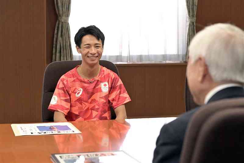 熊本陸上競技協会の河村邦比児会長（手前）にパリ五輪男子マラソン6位入賞を報告する赤﨑暁選手＝6日午前、熊本市中央区（谷川剛）