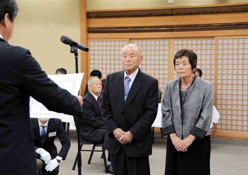 金婚夫婦表彰を受ける中川須雄さん、陽子さん夫妻＝7日、阿蘇市