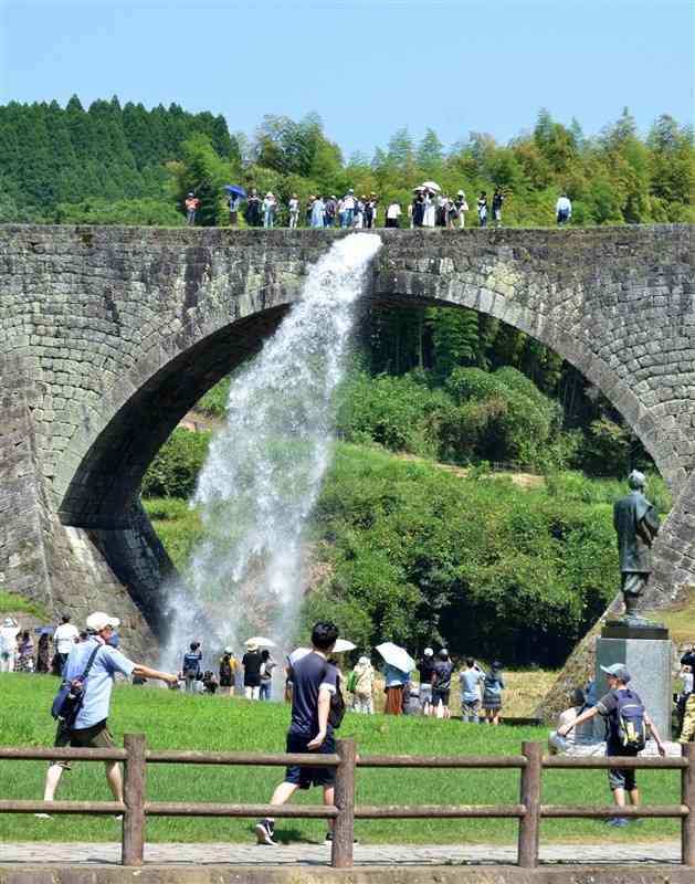 八朔祭に合わせて特別放水があった国宝・通潤橋＝7日、山都町