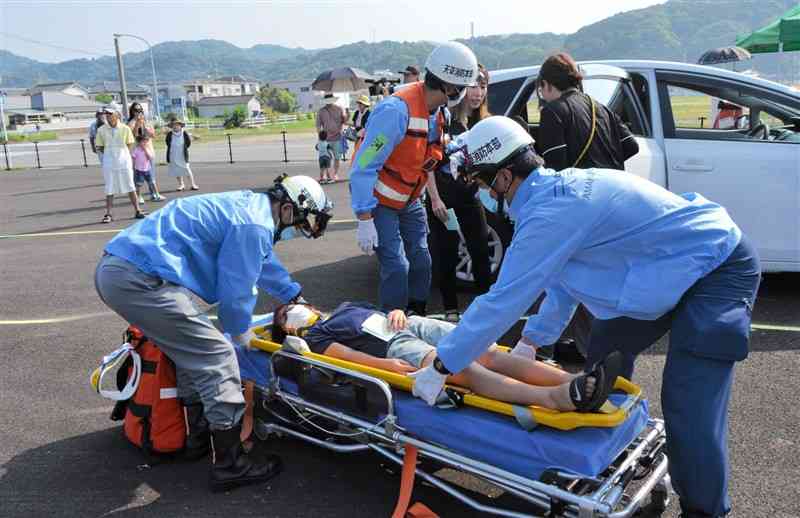 11人が負傷した交通事故を想定して実施された訓練＝8日、天草市