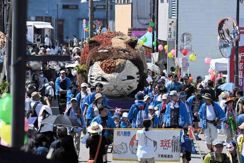 商店街を進む大造り物＝8日、山都町（小野宏明）