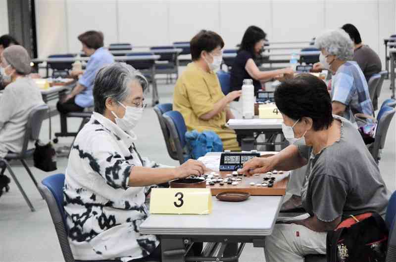 女性愛好家が対局した「くまもと女流囲碁まつり」＝8日、熊本市中央区