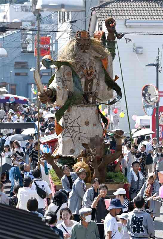 銀賞に選ばれた新町中連合組の「政治の闇に閻魔（えんま）の眼光、ウラも表も見通せり」＝8日、山都町（小野宏明）