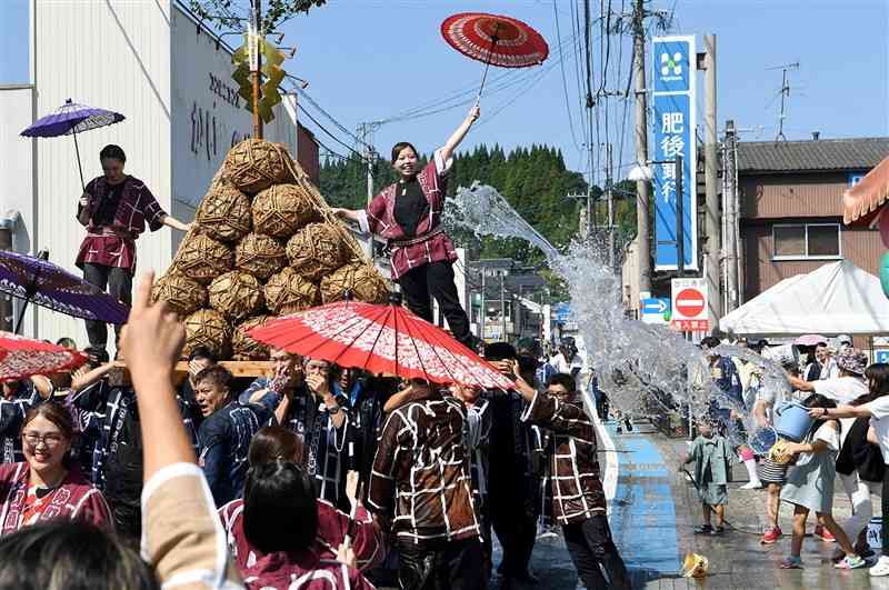 商店街を威勢良く進む仲町青年部のみこし＝8日、山都町（小野宏明）