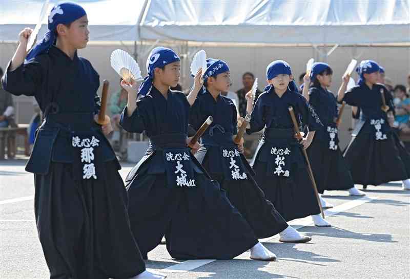 八朔祭で踊りを披露する剣道クラブの子どもたち＝8日、山都町（小野宏明）