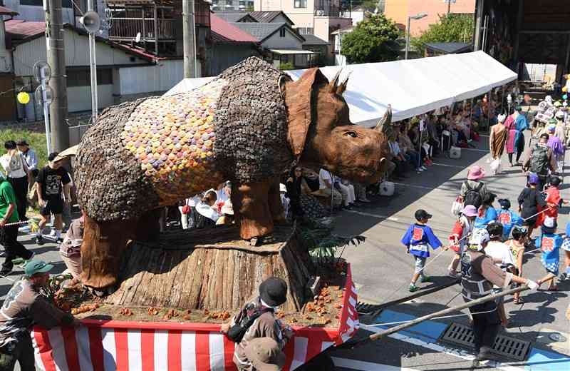 貝などの材料でサイを表現した城見町・水道町・新町上連合組の大造り物＝8日、山都町（小野宏明）