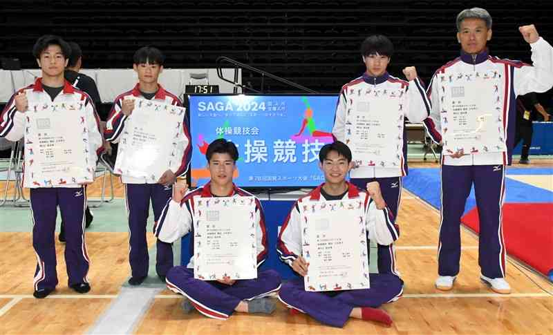 体操の少年男子団体総合で8位入賞を果たした熊本の選手ら＝佐賀市のSAGAアリーナ