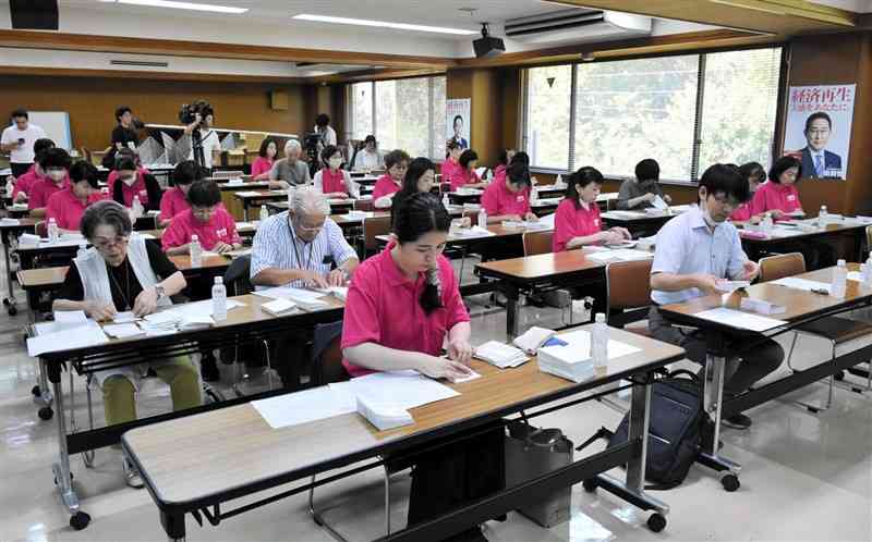 自民党総裁選の投票用紙を準備する党熊本県連女性局のメンバーら＝9日、熊本市中央区