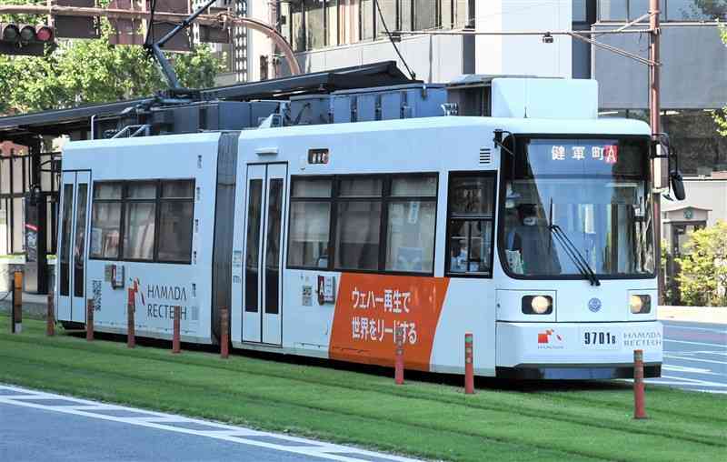 熊本市の中心部を走行する市電＝熊本市