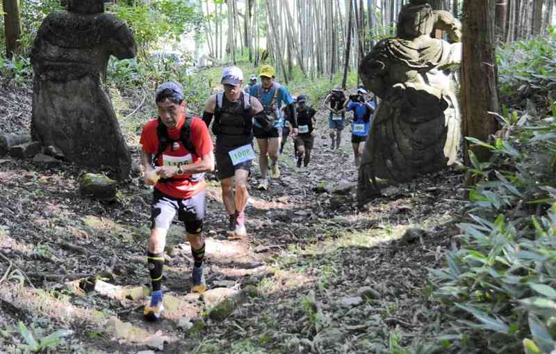 金峰山の登山道を駆け抜ける参加者＝8日、熊本市西区