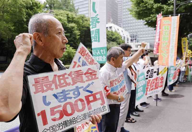 最低賃金を上げるよううったえる人たち＝6月、東京都内