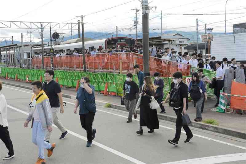 JR豊肥線の原水駅で降りて、バス乗り場に向かう乗客ら。原水駅のホームでは拡幅工事が進んでいる＝10日午前8時15分ごろ、菊陽町（林田賢一郎）