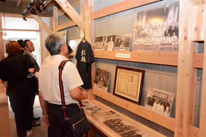 小学生～指導者時代の写真などを展示している記念館＝10日、熊本市南区