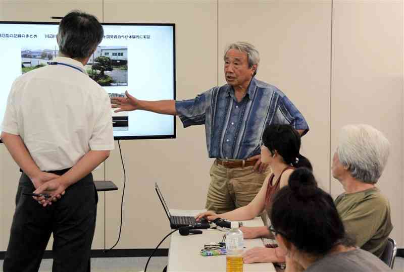 球磨川支流の氾濫原因を説明する「清流球磨川・川辺川を未来に手渡す流域郡市民の会」の木本雅己事務局長（中央奥）＝10日、熊本県庁