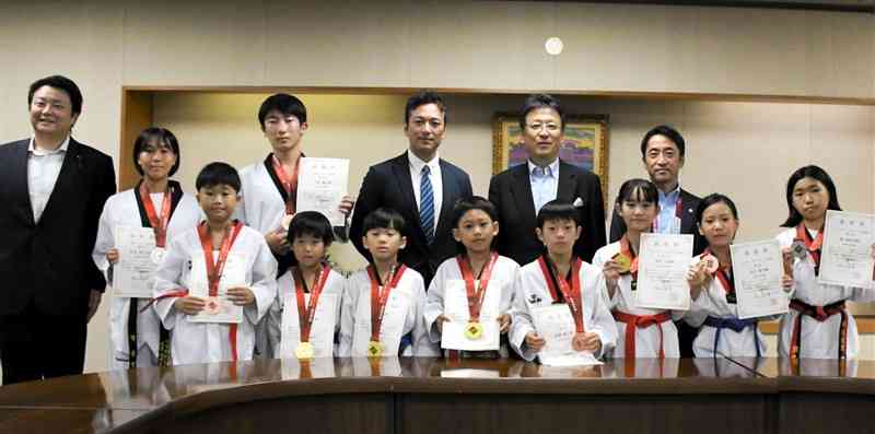 熊本市の大西一史市長（後列右から2人目）を訪問した全日本ジュニアテコンドー選手権の入賞者ら＝10日、熊本市役所