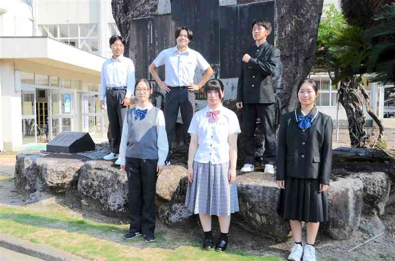 芦北高の制服。左から中間服、夏服、冬服＝芦北町