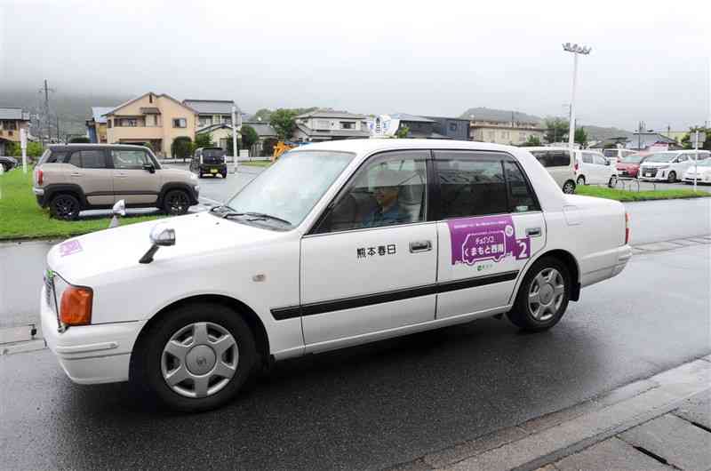 熊本市の2地域で本格運行を始めたAIデマンドタクシー。車体には紫色の「チョイソコくまもと西南」のマークが貼られている＝7月1日、熊本市西区