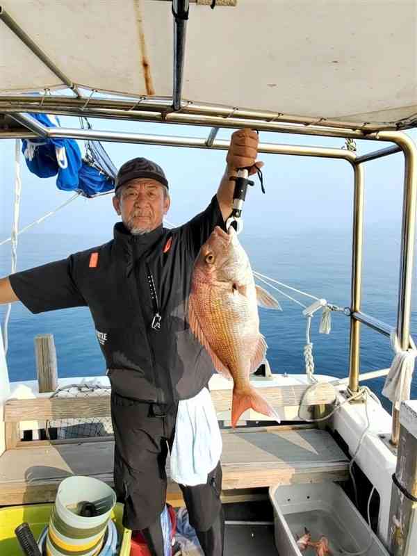 エビラバで2キロ超のマダイを釣り上げた松田恒さん＝天草市の五和沖