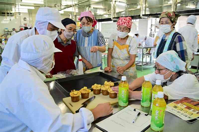 八代農高で開かれた米粉を活用した菓子作り講習会に参加する生産者ら＝11日、八代市