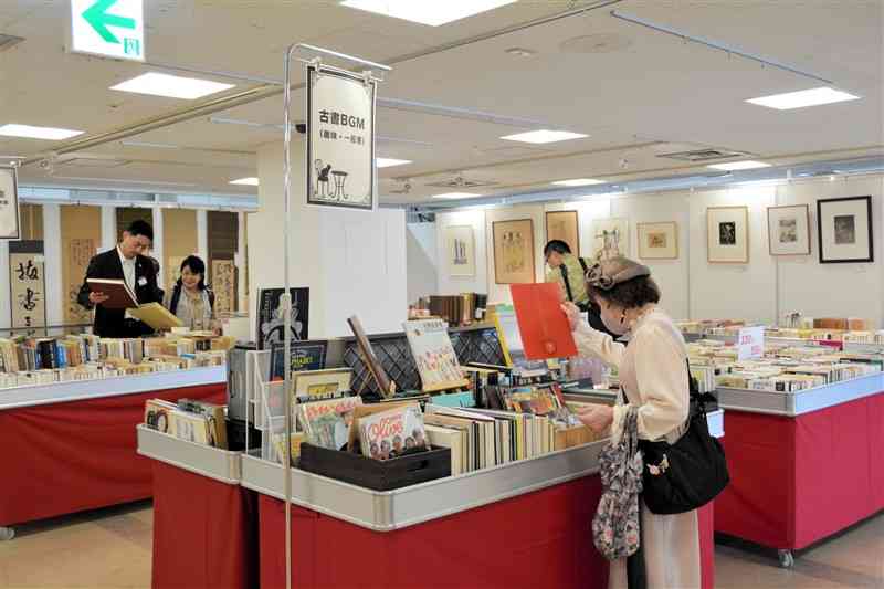 古文書や雑誌、絵画など約3万点が並ぶ古書籍販売会＝11日、熊本市中央区