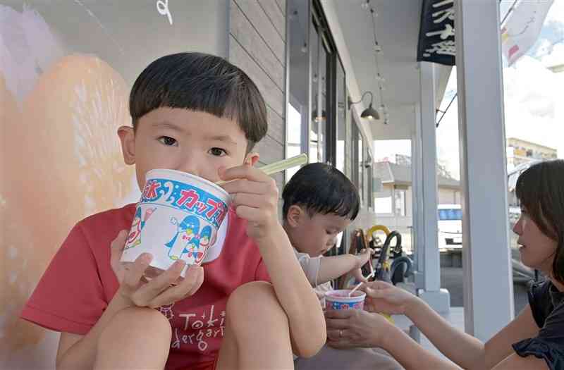 かき氷を頰張る子どもたち＝11日午後3時半ごろ、熊本市中央区の近藤製飴本舗（谷川剛）