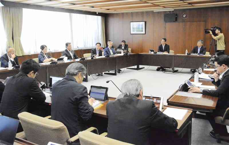 熊本市電の延伸を巡って意見を交わした熊本市議会の特別委員会＝12日、市議会棟