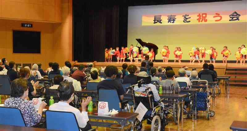 長寿を祝う会で、かえでの森こども園の園児の踊りを楽しむ菊池恵楓園の入所者＝12日、合志市