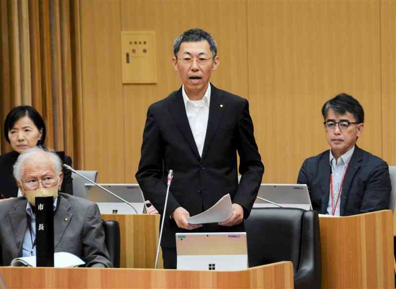 一般質問に臨む松岡隼人人吉市長＝12日、人吉市