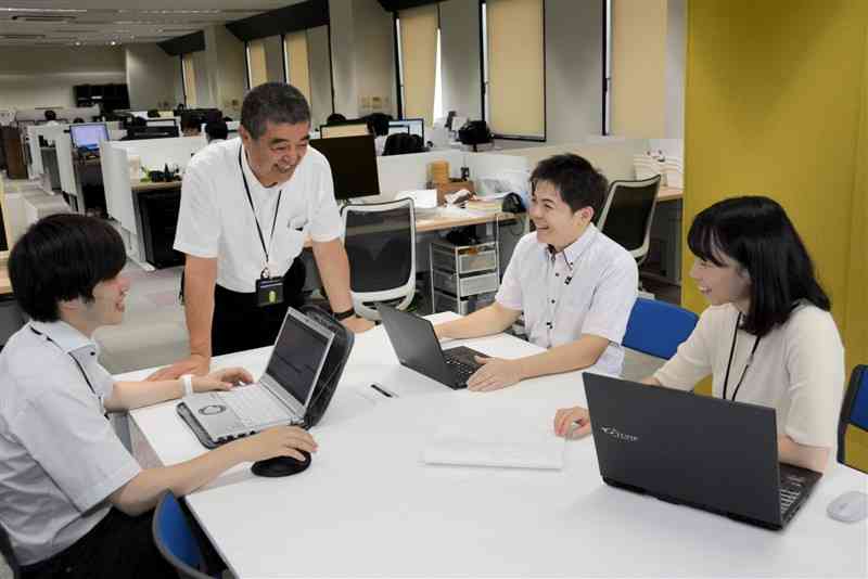 益城町の仮オフィスで打ち合わせをする熊本構造計画研究所の社員ら＝10日