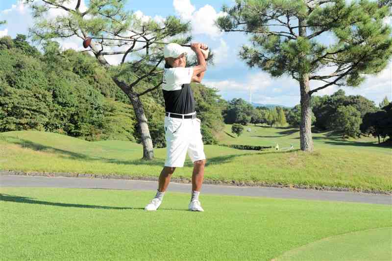 85歳でエージシュート千回を達成した山本源重さん＝12日、熊本市南区