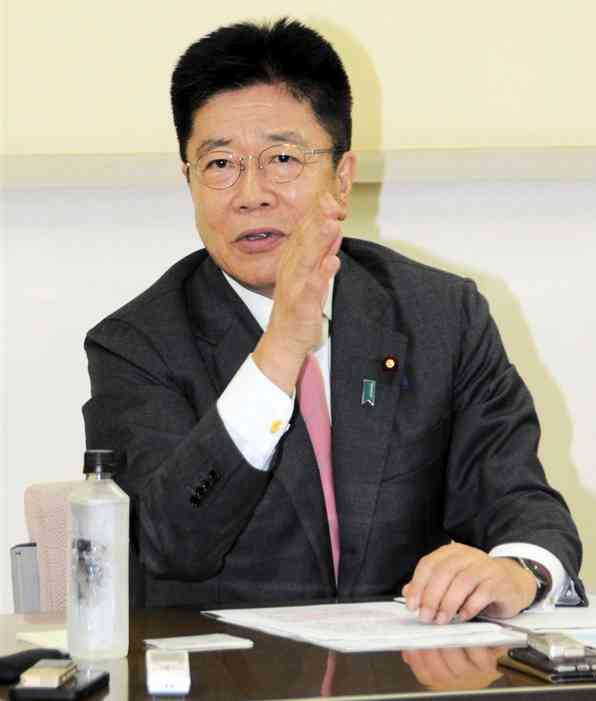 記者の質問に答える加藤勝信元官房長官＝11日、東京・永田町