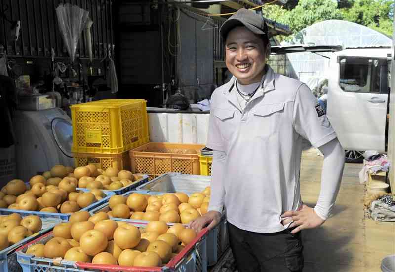 ナシや野菜、コメなど、多品目経営に取り組む上田雅治さん＝荒尾市