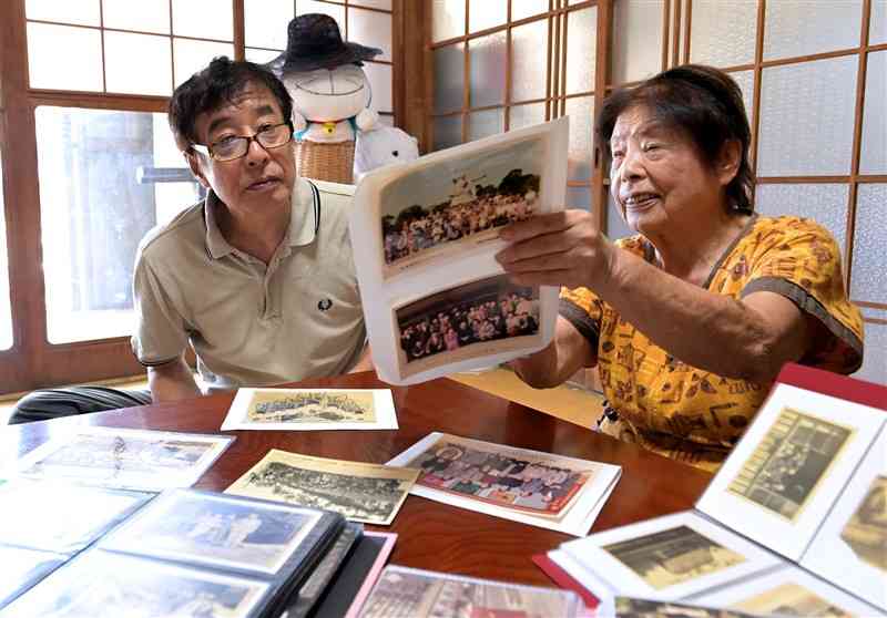 1999年の高潮災害で浸水した家族写真が「あらいぐま人吉」によって洗浄、返却され、思い出を語り合う宮本敏彦さん（左）と母悦子さん＝13日、宇城市松橋町（谷川剛）