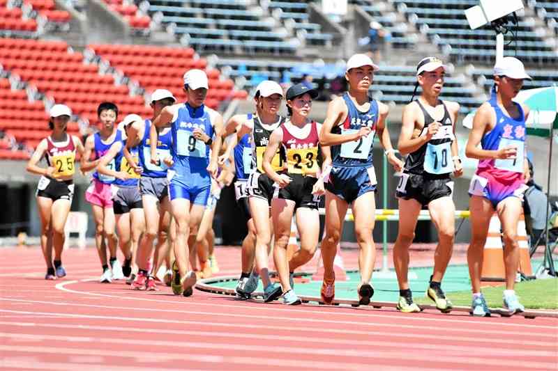 【男子・女子5000メートル競歩決勝】上位を目指して競り合う選手たち＝えがお健康スタジアム