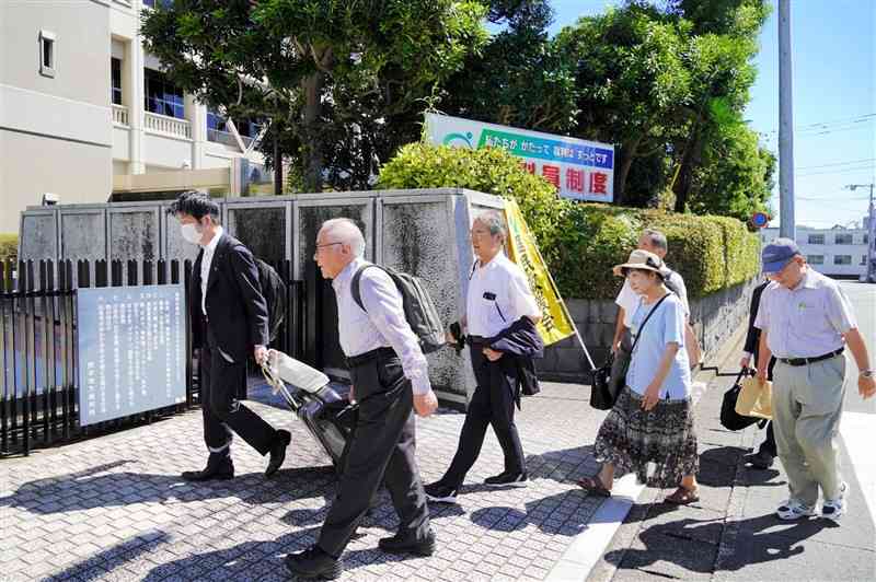 松橋事件国家賠償訴訟の証人尋問のため、熊本地裁に入る弁護団＝13日、熊本市中央区