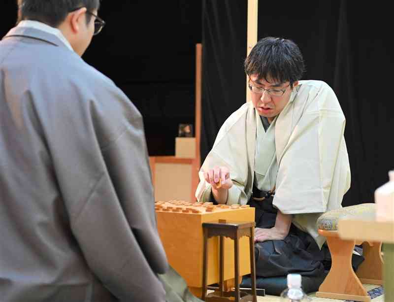 「将棋日本シリーズ　JTプロ公式戦」熊本大会で丸山忠久九段（手前）を破り、4強入りした広瀬章人九段＝14日、益城町