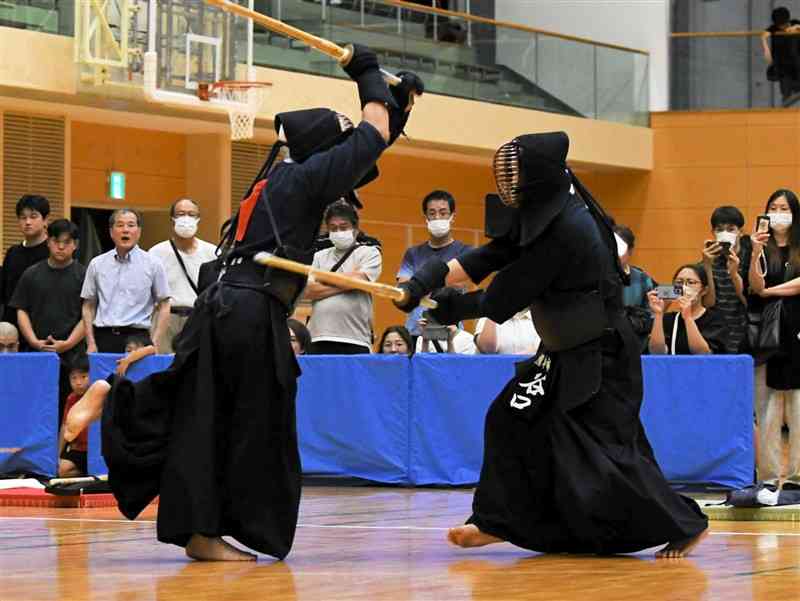 【剣道決勝・熊本市－天草市】先鋒戦。胴を決める熊本市の谷口（右）＝天草市民センター