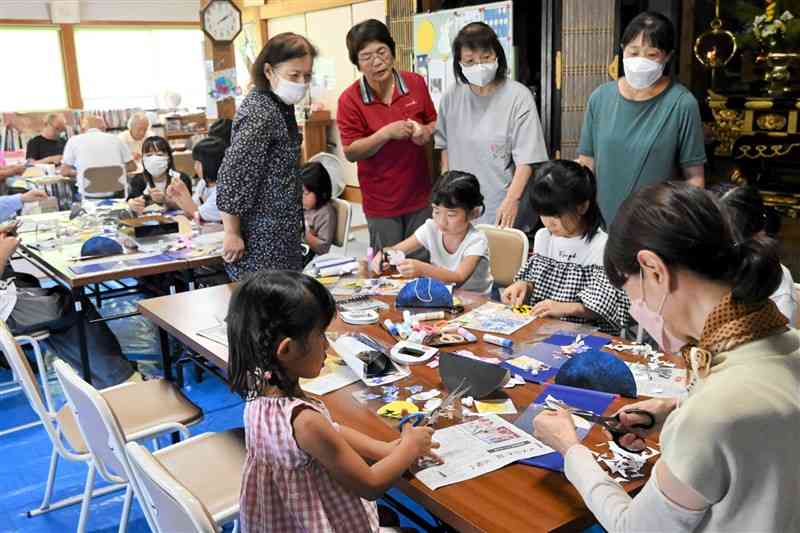 お月見の工作を楽しむ「わくわく広見塾」の子どもたち＝14日、山鹿市