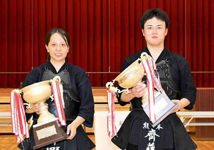 初優勝した男子の齊藤教世（県警、右）と、女子の平野梨奈（県警）＝西原村総合体育館