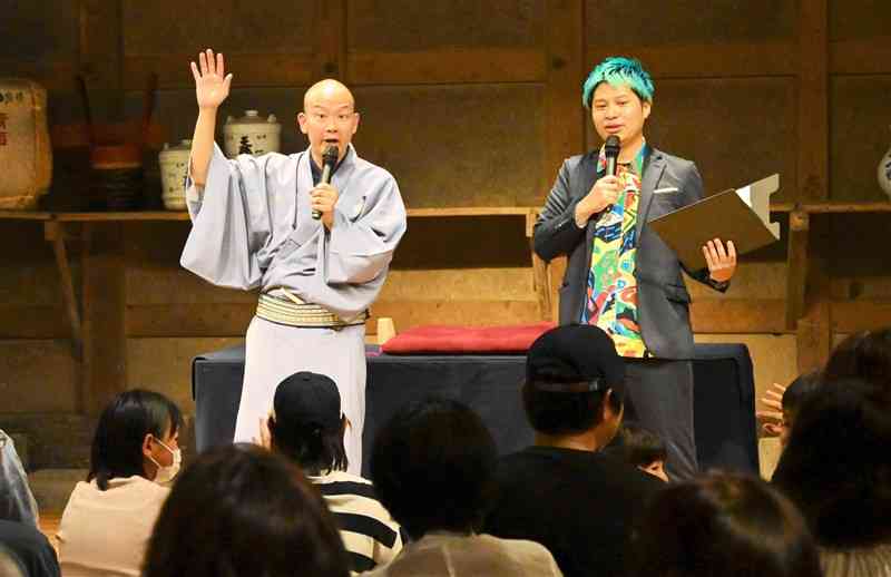 公演する「かえる公園」の三遊亭ふう丈さん（左）と服部拓也さん＝16日、山鹿市