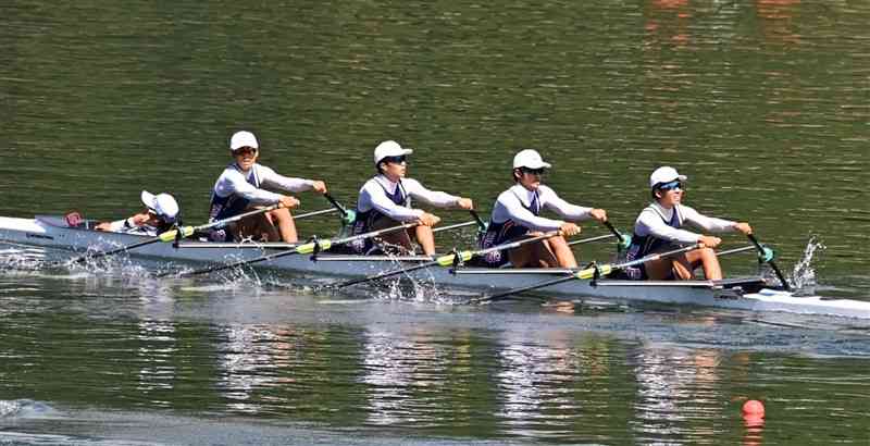 【ローイング少年男子かじ付きクオドルプル決勝】750メートル付近を力漕する学園大付高＝佐賀市富士しゃくなげ湖水上競技場（石本智）