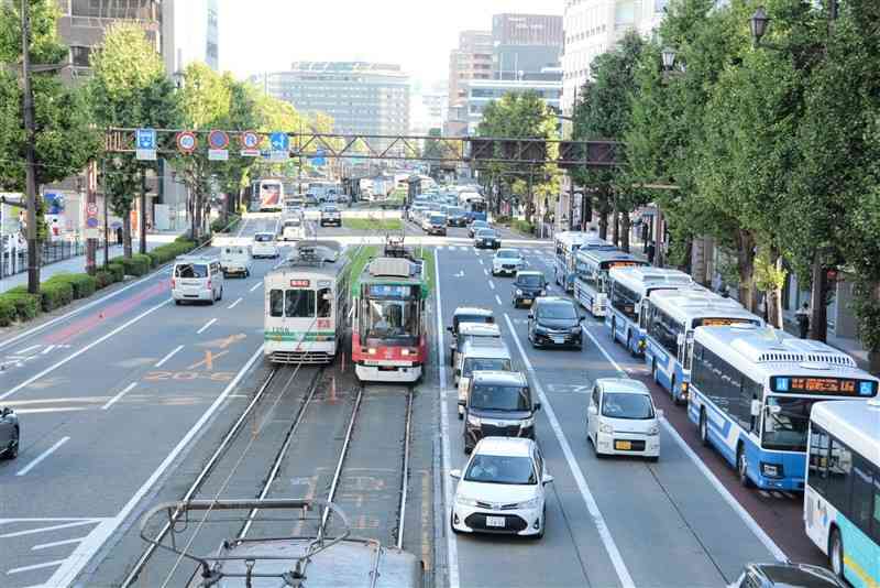 熊本市役所そばの通称電車通りに片側1車線ずつ設けられているバスレーン。バス事業者からは速達性の向上へ、産業道路などへの延長を求める声が上がっている＝熊本市中央区