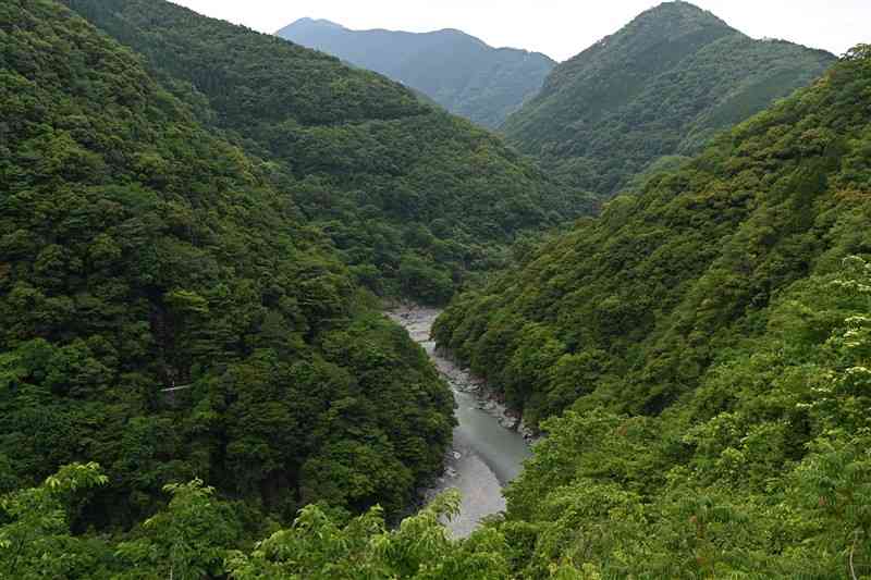 流水型ダムの建設が予定されている川辺川の峡谷＝2023年6月、相良村（小野宏明）