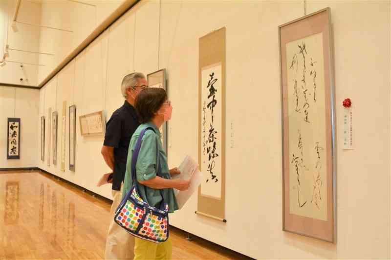 最高賞に選ばれた林千秋さんの作品（右）などが並ぶ第46回熊本県書道展＝18日、熊本市中央区