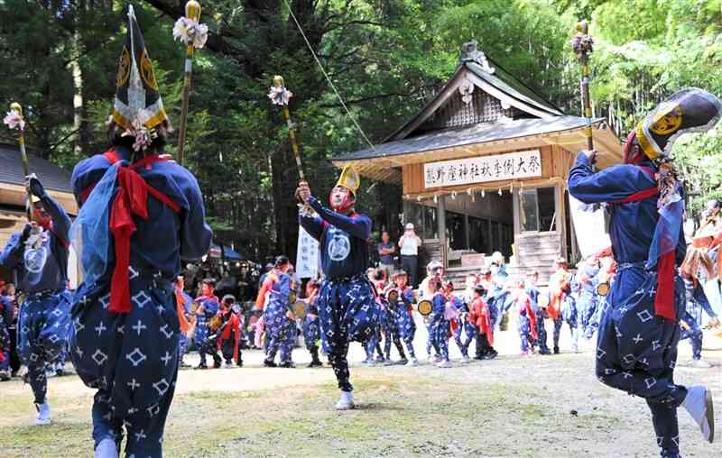 熊野座神社の境内で中原楽を披露する住民たち＝18日、南小国町